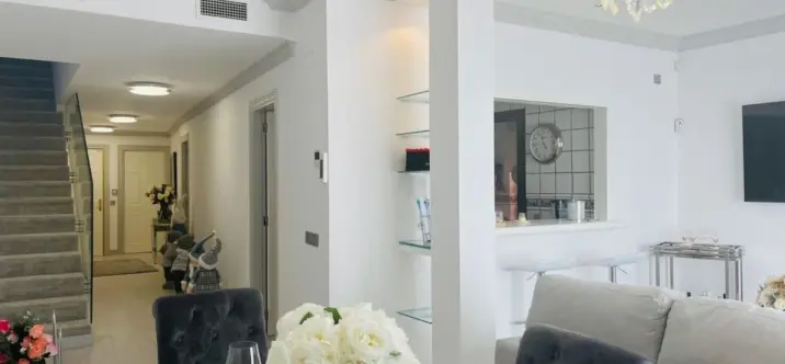 Sale of middle floor apartment in Estepona 2