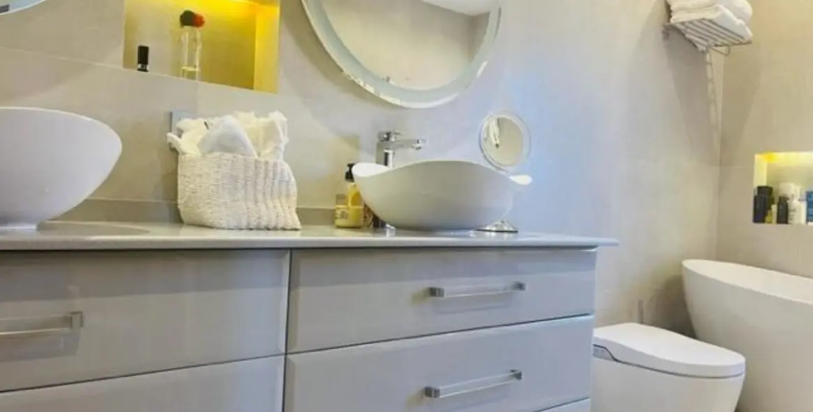 Sale of middle floor apartment in Estepona 8