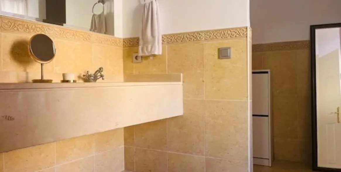 Sale of middle floor apartment in Estepona 12