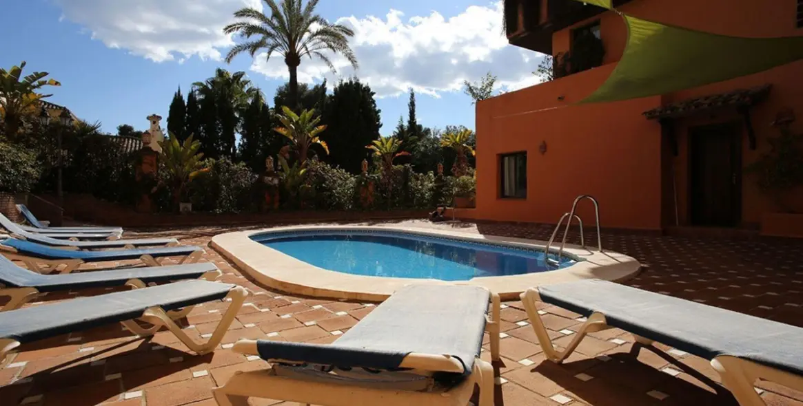 Продажа апартаментов на среднем этаже в Estepona 1