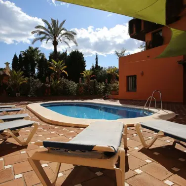 Sale of middle floor apartment in Estepona