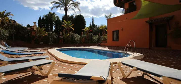 Sale of middle floor apartment in Estepona 0