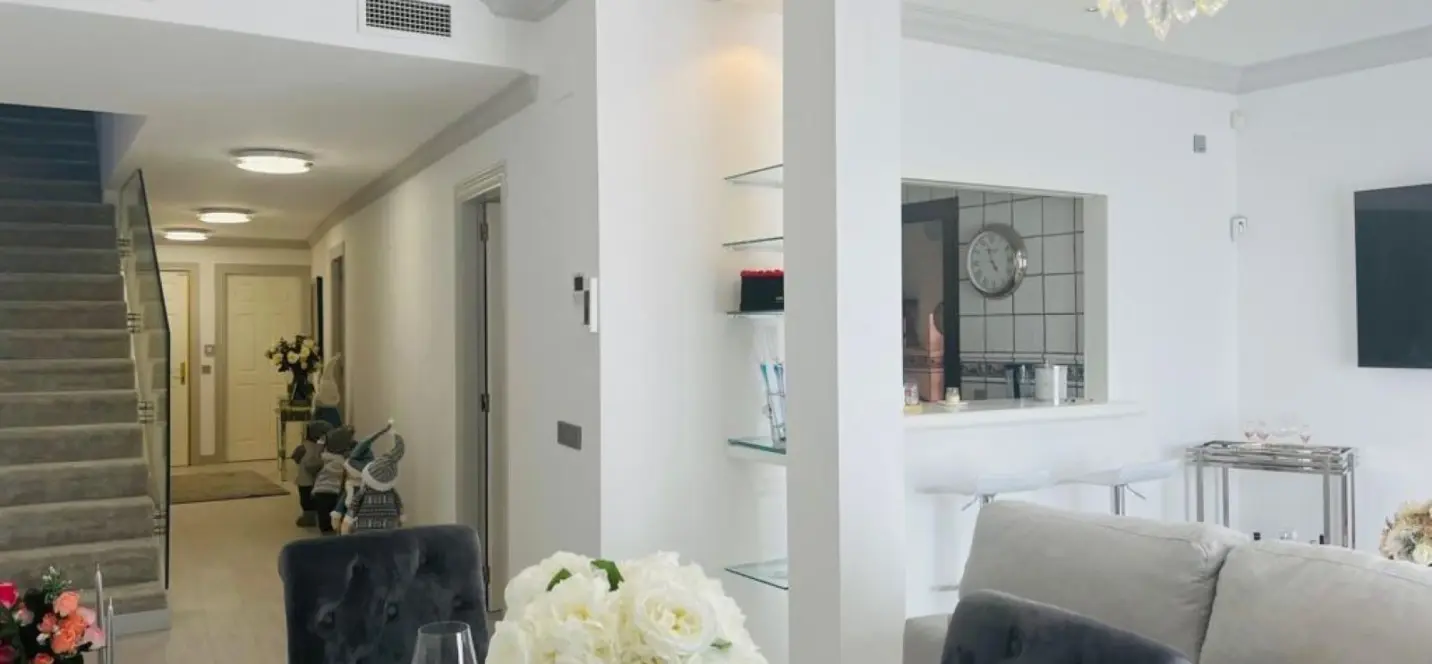 Sale of middle floor apartment in Estepona 2