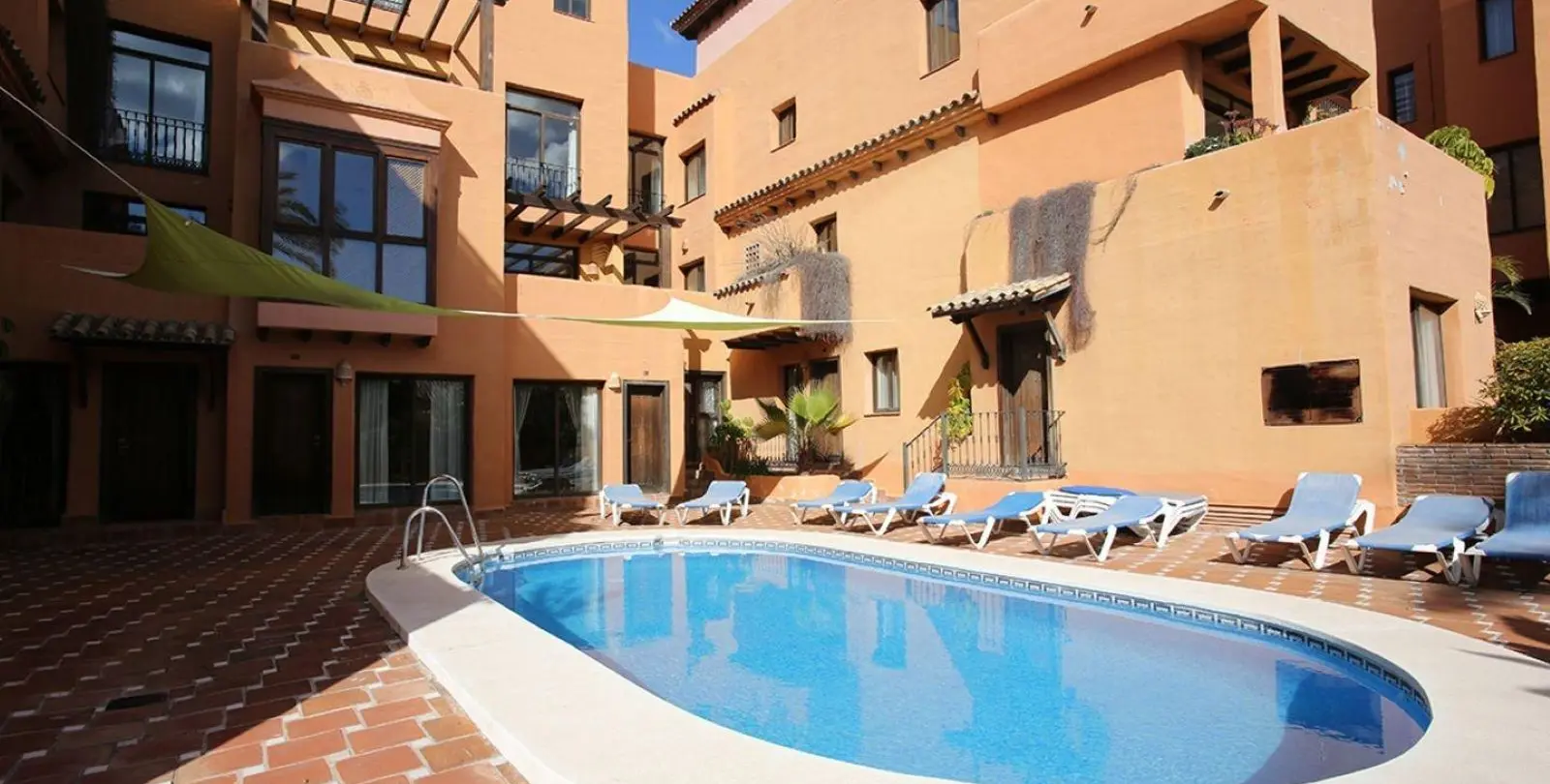 Продажа апартаментов на среднем этаже в Estepona 17