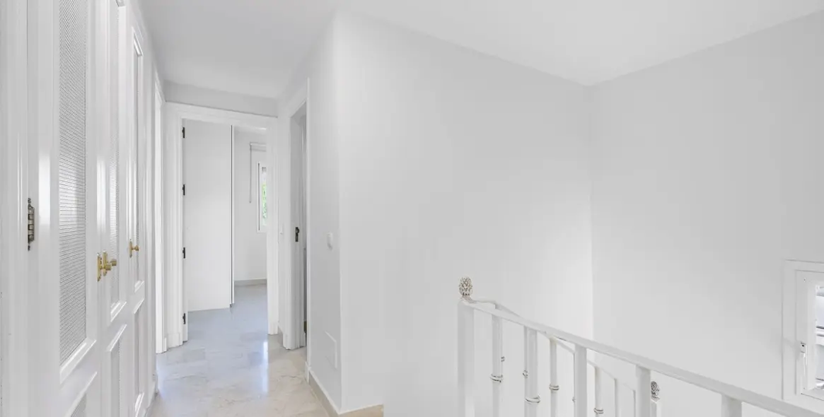 Продажа дома на две семьи в Nueva Andalucía (район Nueva Andalucía) 19