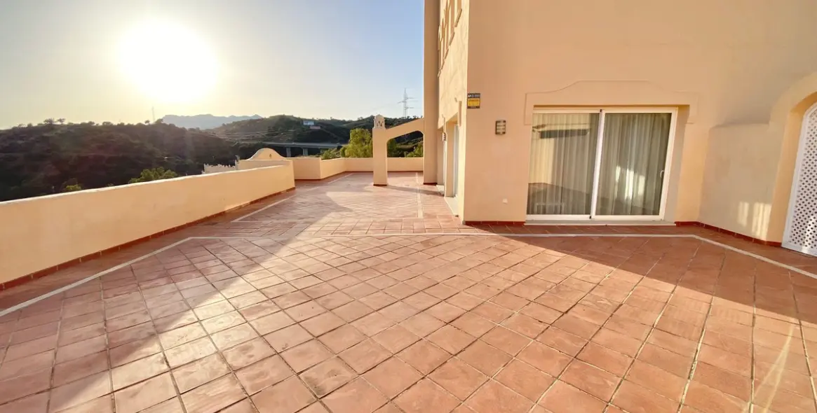 Sale of penthouse duplex in Elviria 4