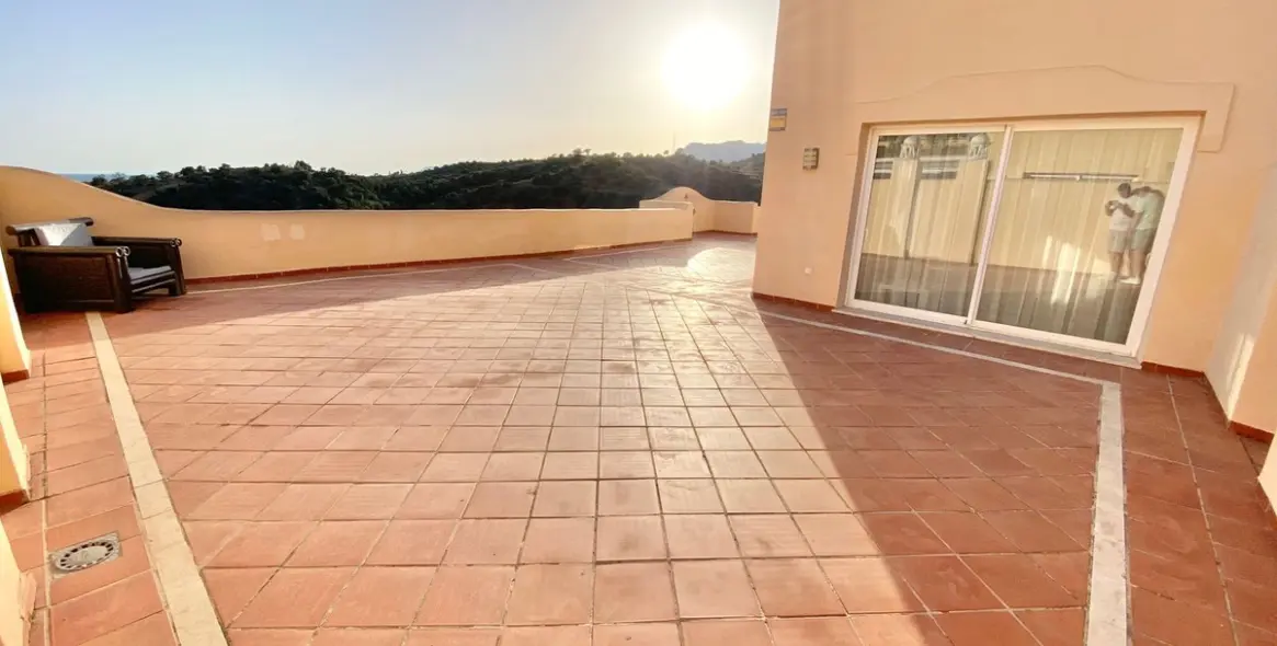 Sale of penthouse duplex in Elviria 5