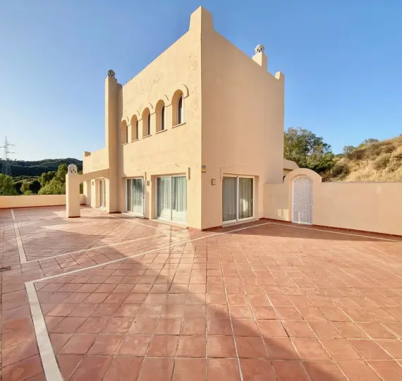 Sale of penthouse duplex in Elviria