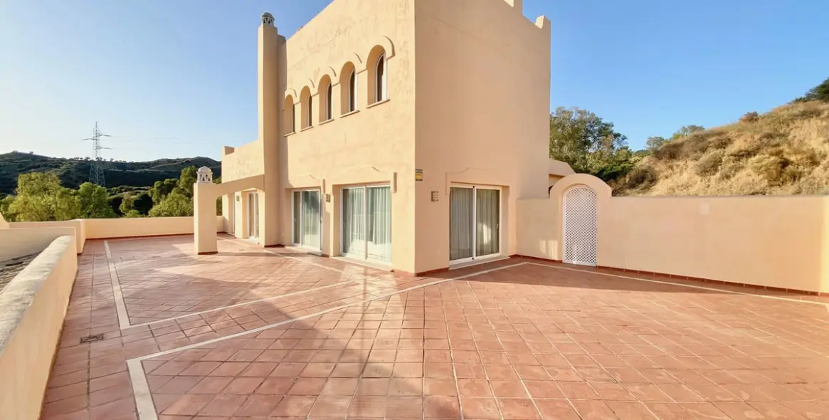 Sale of penthouse duplex in Elviria 5