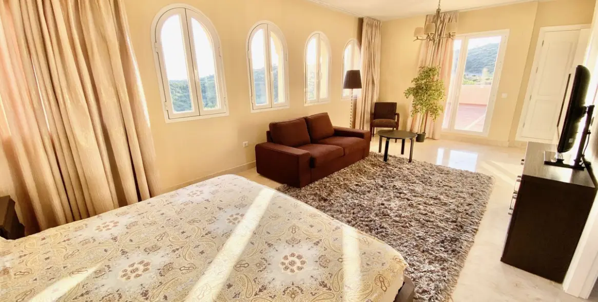 Sale of penthouse duplex in Elviria 21