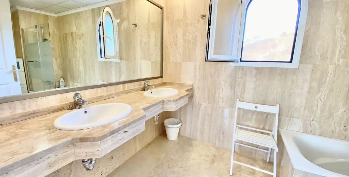 Sale of penthouse duplex in Elviria 24