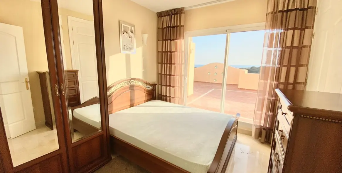 Sale of penthouse duplex in Elviria 26