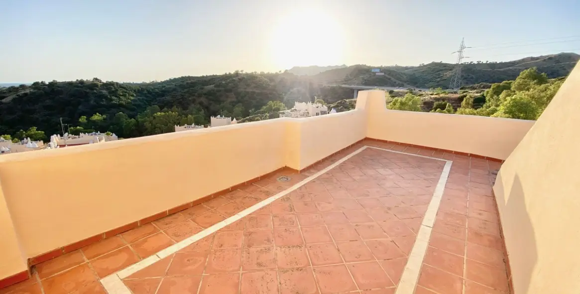 Sale of penthouse duplex in Elviria 30