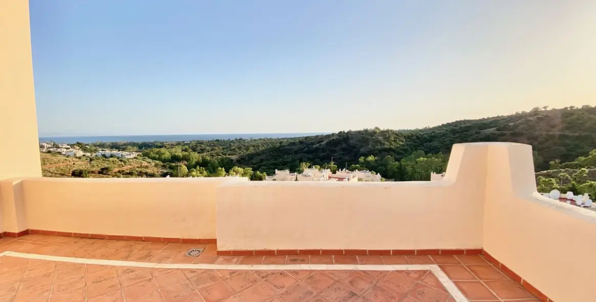 Sale of penthouse duplex in Elviria 31