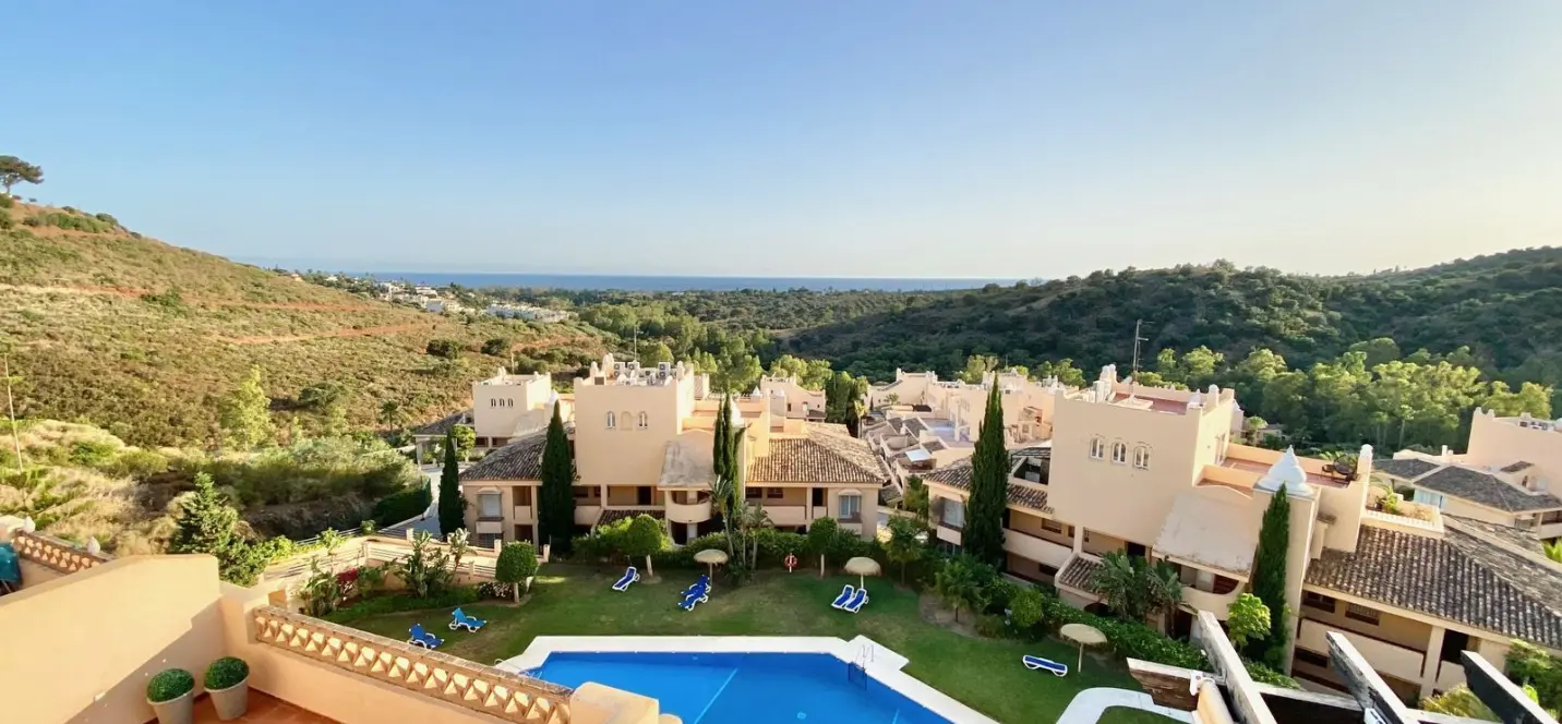 Venta de ático dúplex en Elviria 0