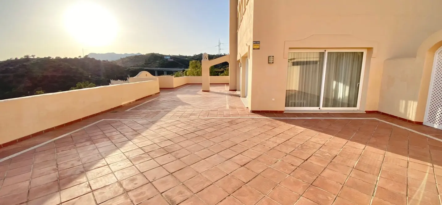 Venta de ático dúplex en Elviria 2