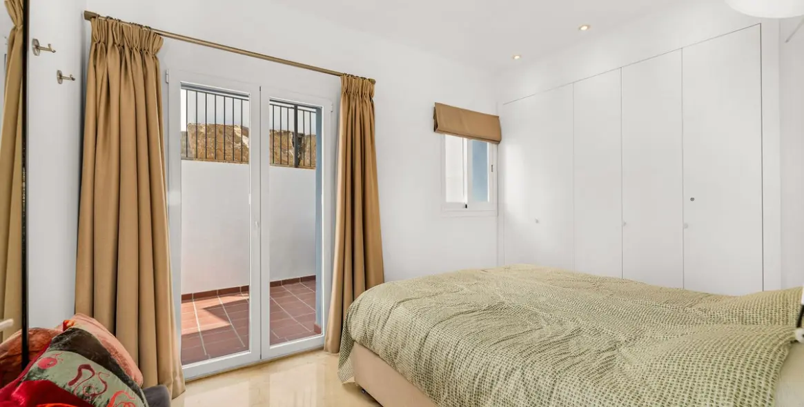 Sale of ground floor apartment in El Paraiso 14