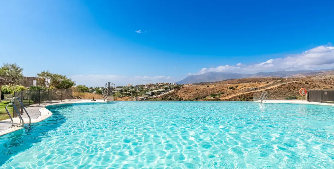 Sale of ground floor apartment in El Paraiso 18