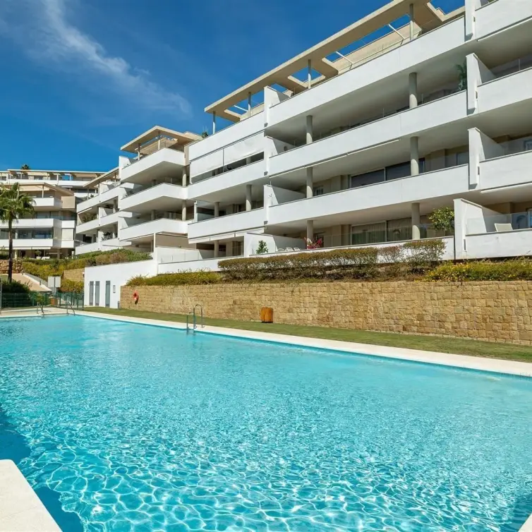 Venta de apartamento en planta media en Los Arqueros