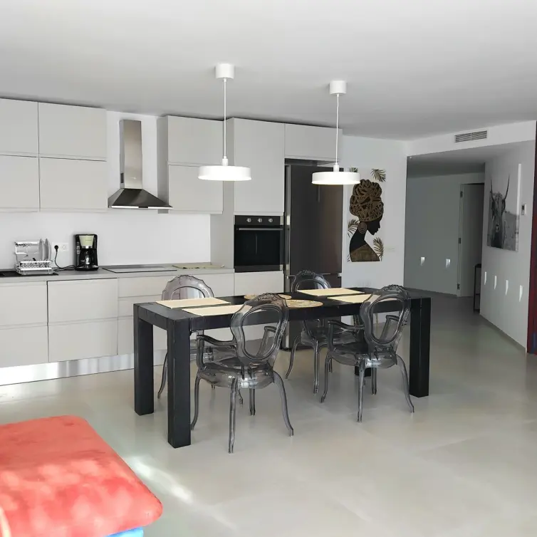 Venta de apartamento en planta media en Puerto Banús