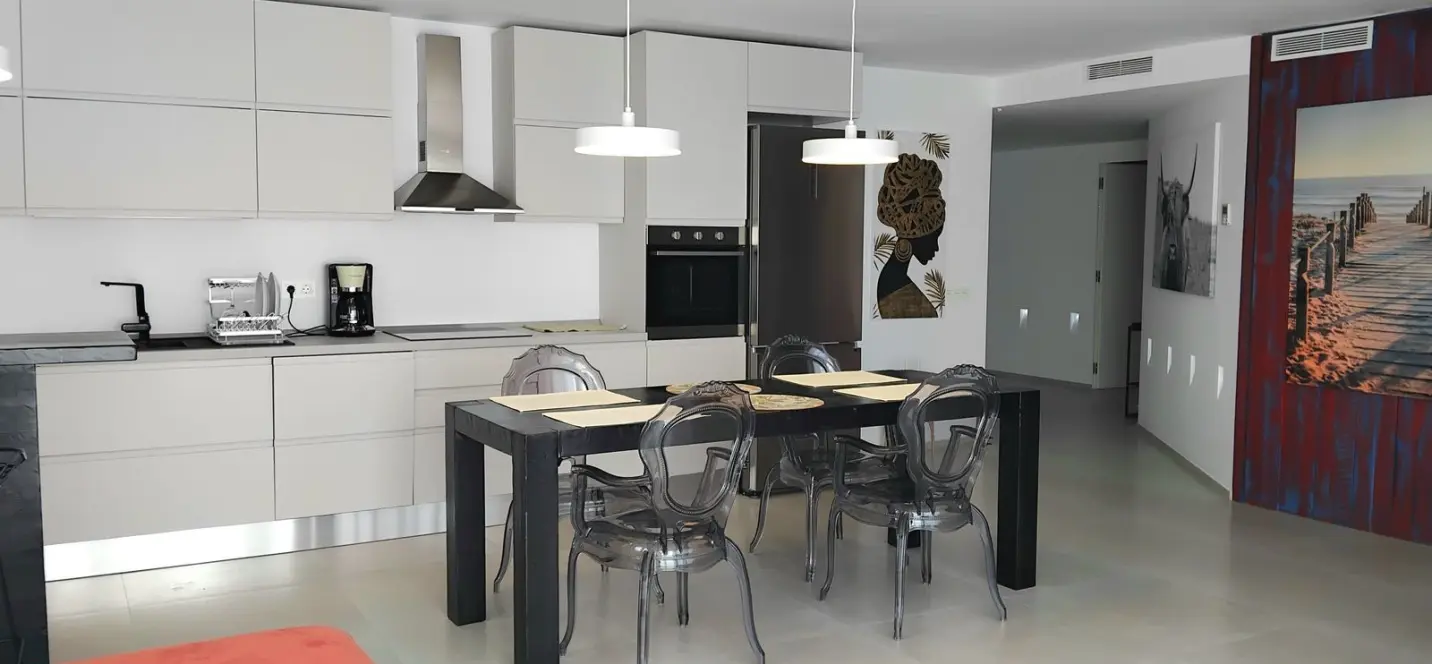 Venta de apartamento en planta media en Puerto Banús 4