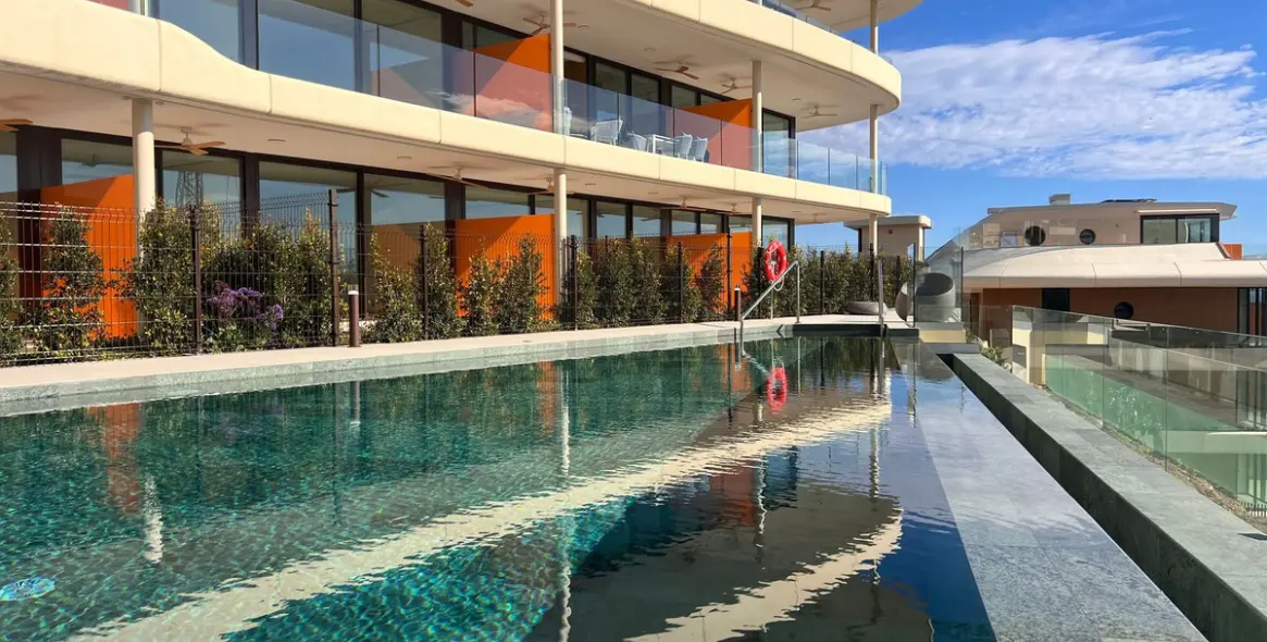 Sale of middle floor apartment in Fuengirola 1