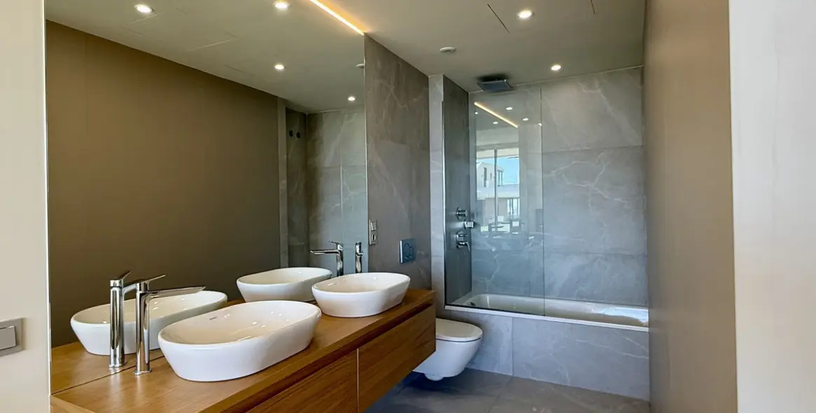 Sale of middle floor apartment in Fuengirola 11