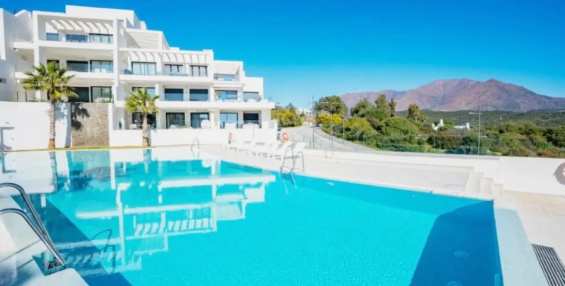 Sale of penthouse in Estepona 2