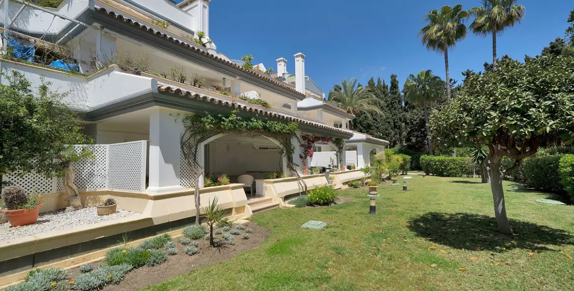 Venta de apartamento en planta baja en New Golden Mile 2