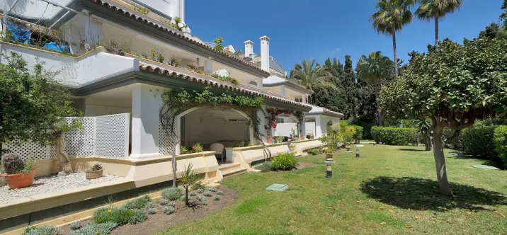 Venta de apartamento en planta baja en New Golden Mile 1