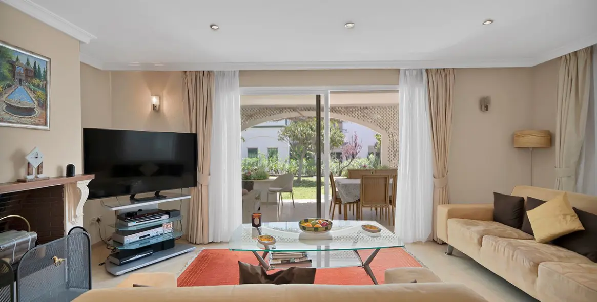 Venta de apartamento en planta baja en New Golden Mile 4