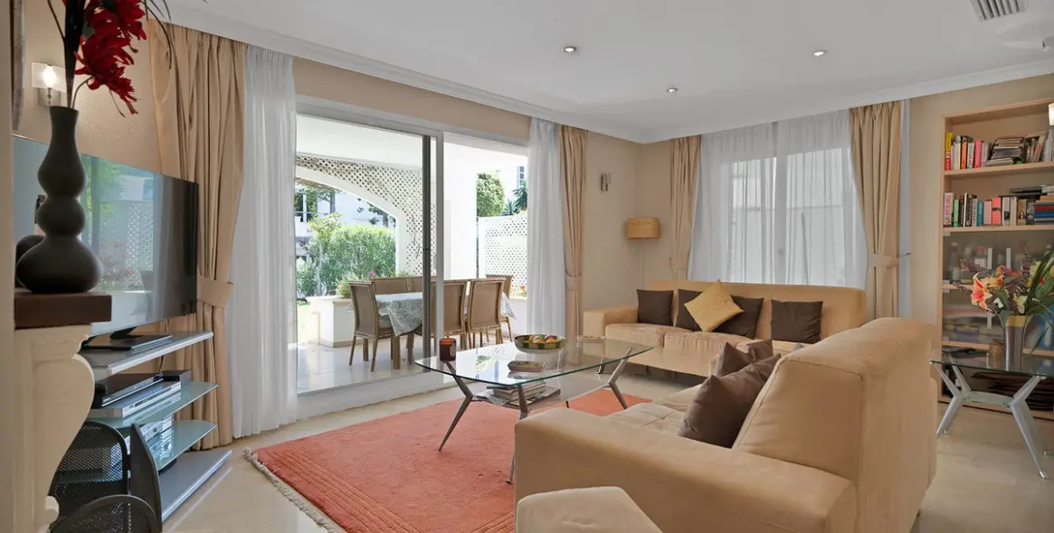 Venta de apartamento en planta baja en New Golden Mile 11