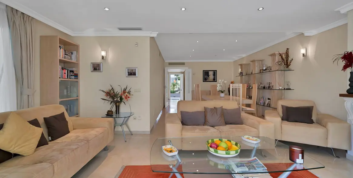 Venta de apartamento en planta baja en New Golden Mile 12