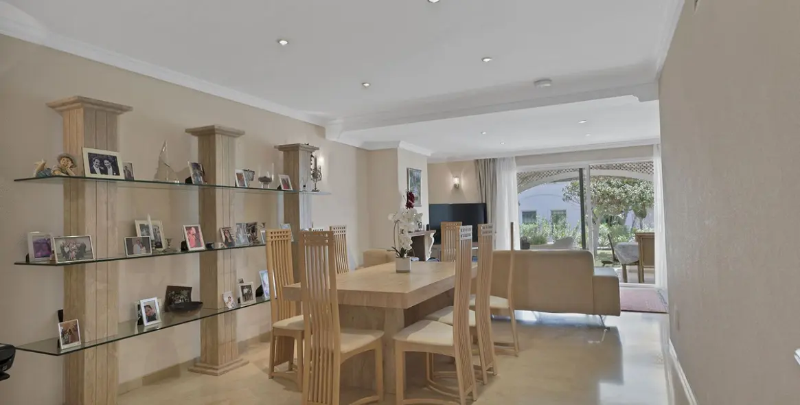 Venta de apartamento en planta baja en New Golden Mile 16