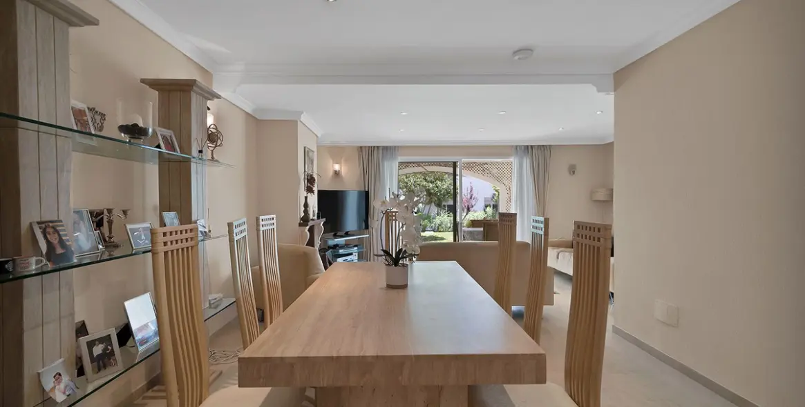 Venta de apartamento en planta baja en New Golden Mile 17