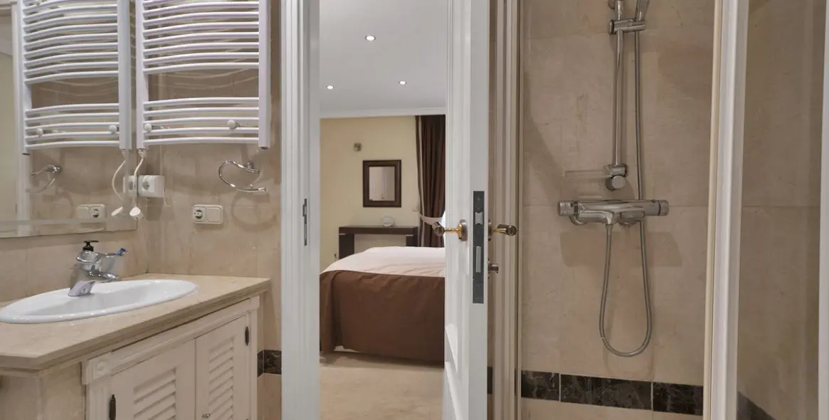 Продажа апартаментов на первом этаже в New Golden Mile 23