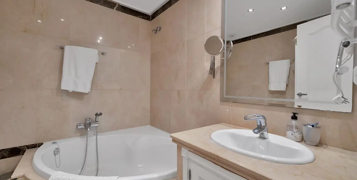 Продажа апартаментов на первом этаже в New Golden Mile 29