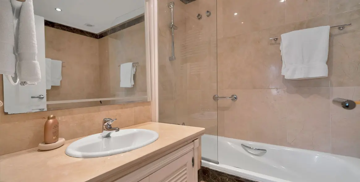 Продажа апартаментов на первом этаже в New Golden Mile 30