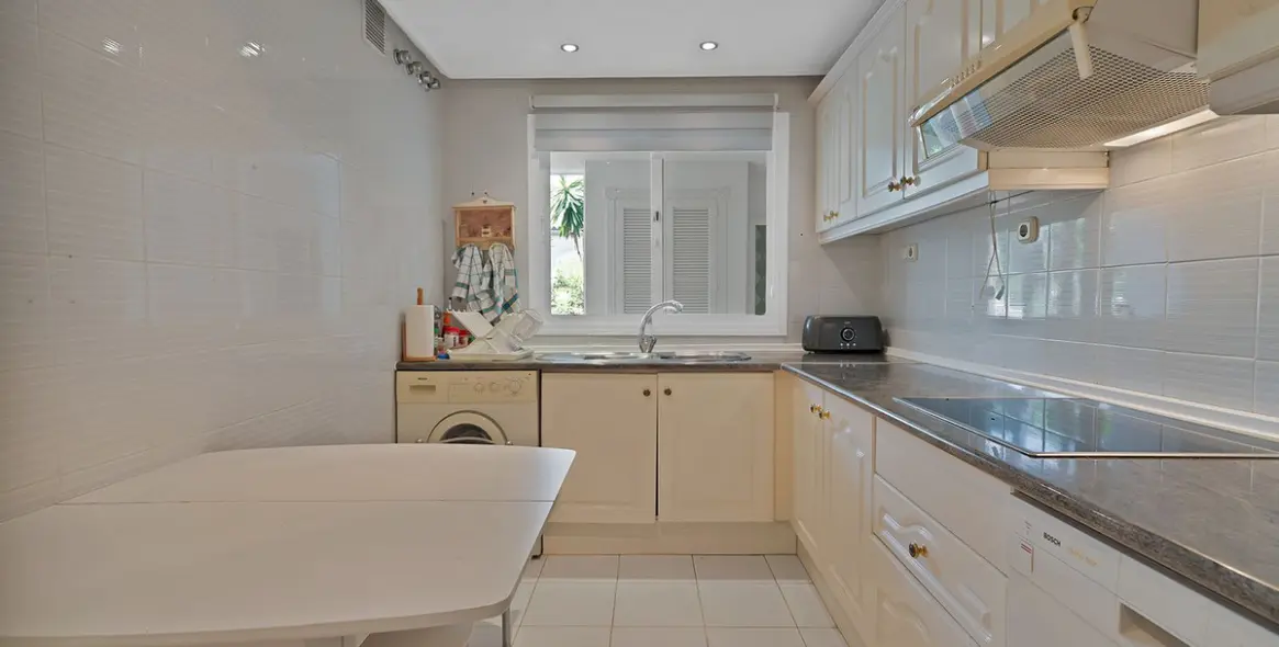 Продажа апартаментов на первом этаже в New Golden Mile 34