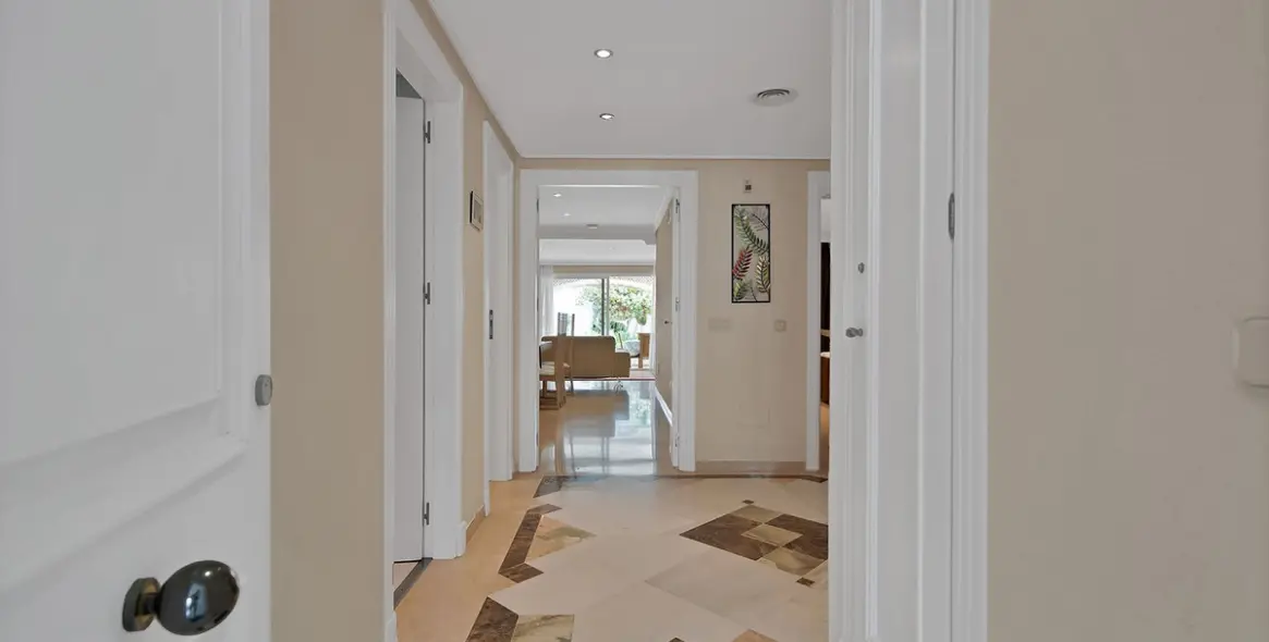 Продажа апартаментов на первом этаже в New Golden Mile 35