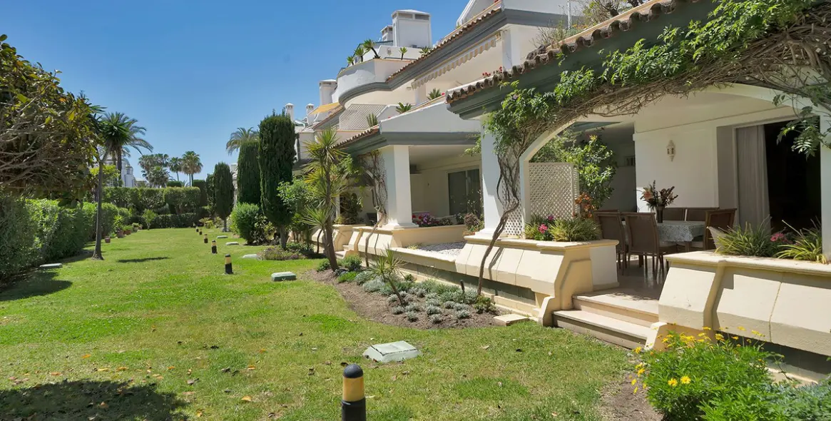 Продажа апартаментов на первом этаже в New Golden Mile 38