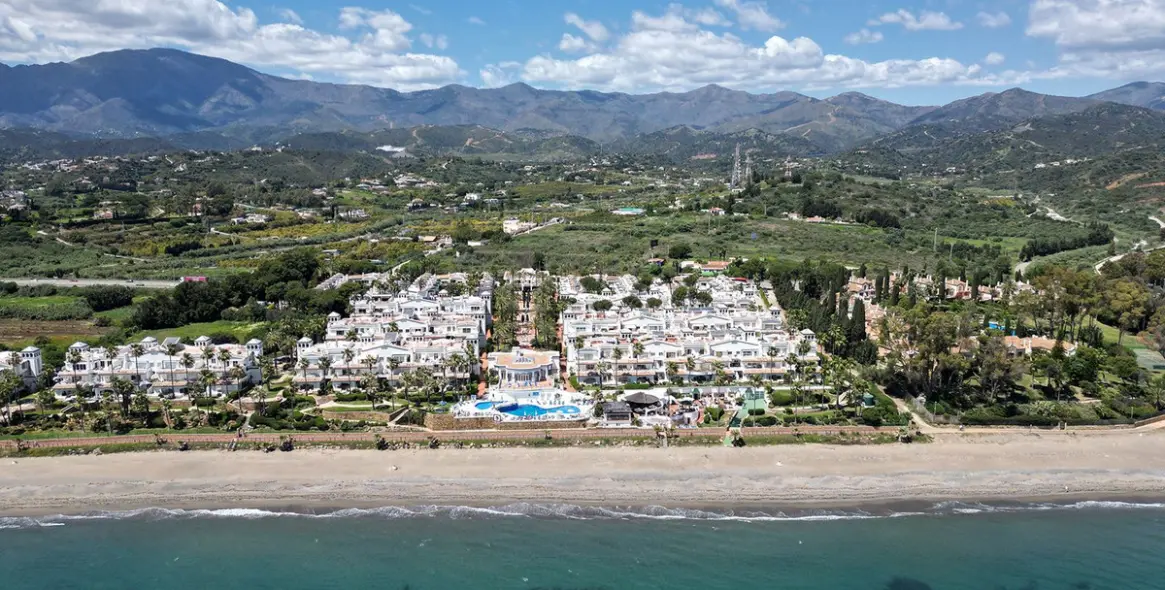 Продажа апартаментов на первом этаже в New Golden Mile 40