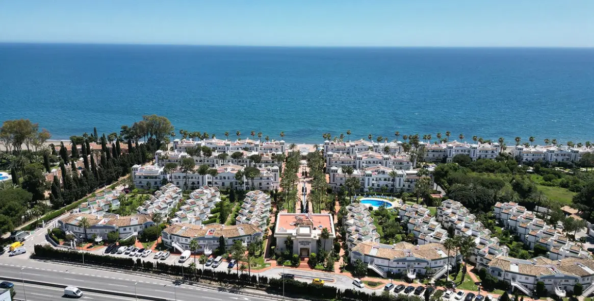 Продажа апартаментов на первом этаже в New Golden Mile 45