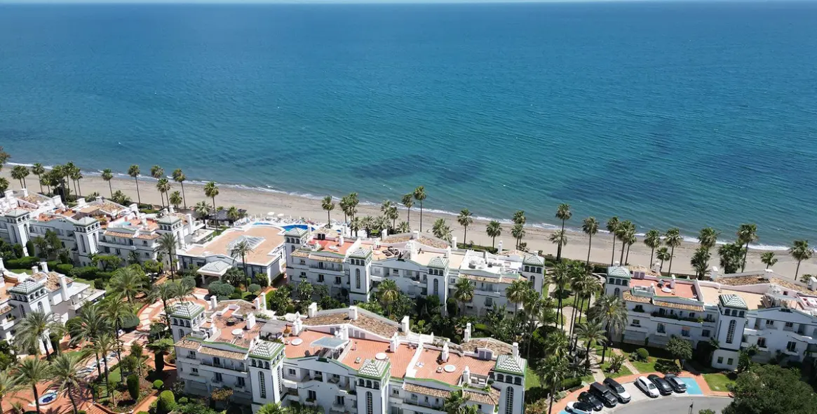 Продажа апартаментов на первом этаже в New Golden Mile 46