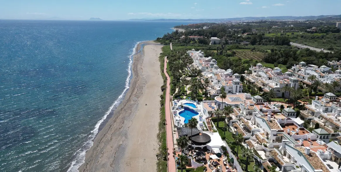 Продажа апартаментов на первом этаже в New Golden Mile 49