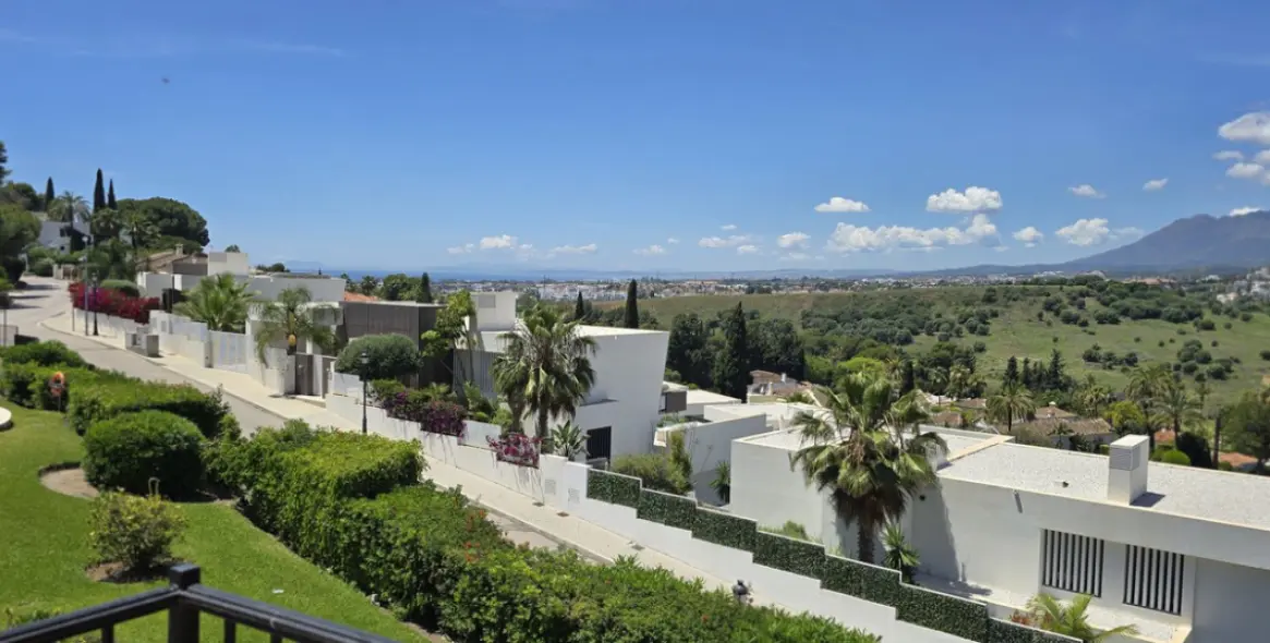 Sale of duplex in El Paraiso 1