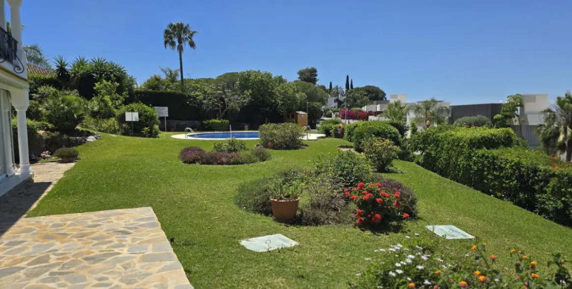 Sale of duplex in El Paraiso 6