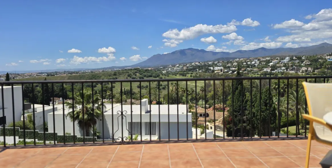 Sale of duplex in El Paraiso 11