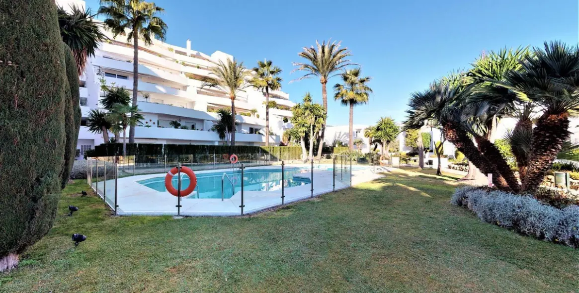 Sale of middle floor apartment in Nueva Andalucía 16