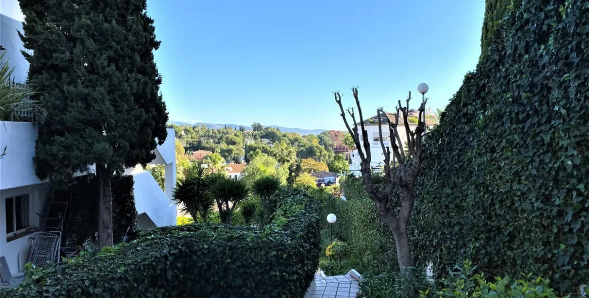 Sale of middle floor apartment in Nueva Andalucía 17